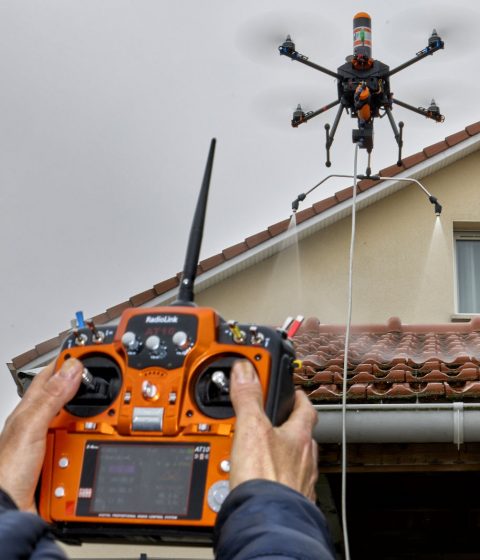 nettoyage-et-traitement-d-une-toiture-a-l-aide-d-un-drone-utilitaire-photo-er-patrice-saucourt-1643127812.jpg